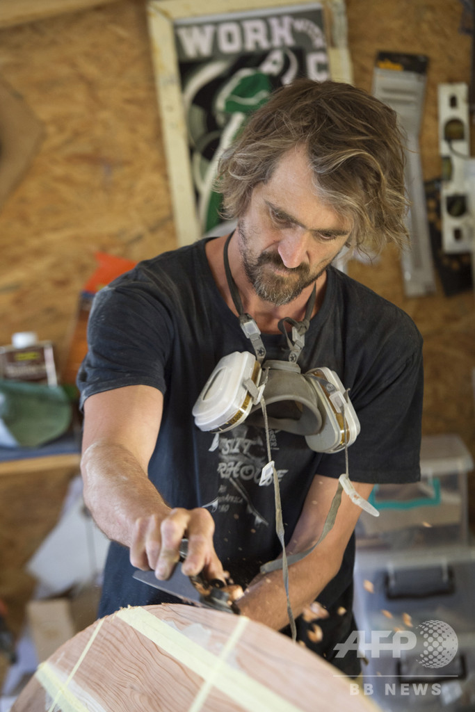 木製サーフボードが復権 南アに環境に優しい波