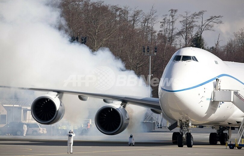 ボーイングの最新ジャンボジェット「747-8」型機が初飛行、米国