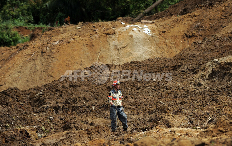 地滑りで埋まった村を「そのまま共同墓地に」、インドネシア当局が検討