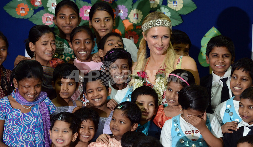 パリス・ヒルトン、児童養護施設や寺院を訪問 インド