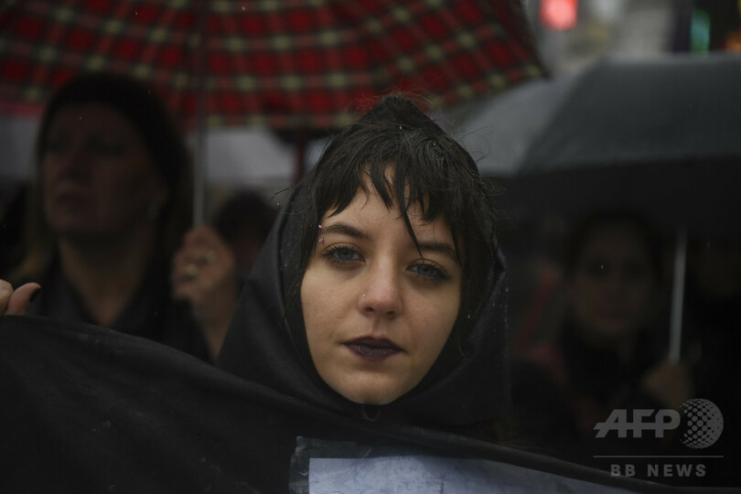 女子高生のレイプ殺人に抗議デモ アルゼンチン