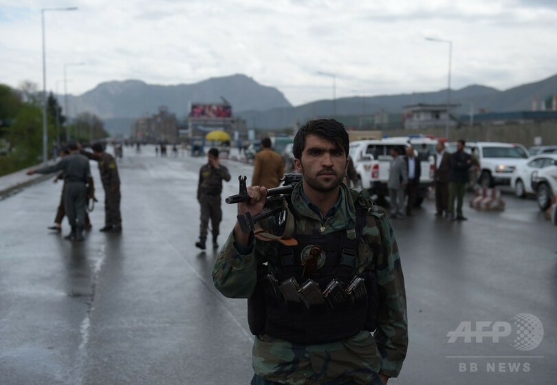 アフガン首都のタリバン自爆攻撃、死者30人に