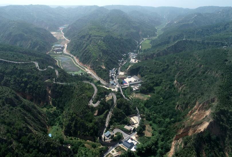貧困脱却の道を着実に歩む黄土高原の村　陝西省延安市