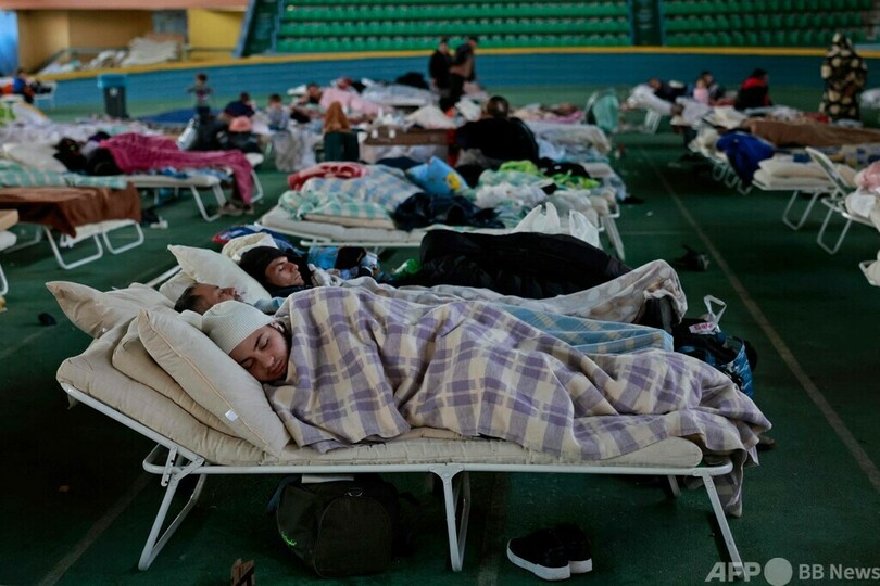 陸上トラックで眠るウクライナ難民家族 モルドバ