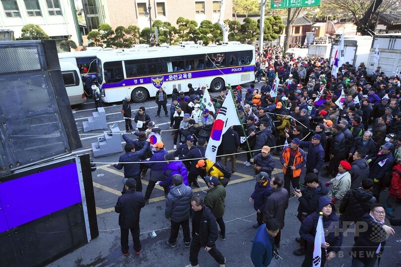 朴大統領罷免、憲法裁判所外で騒ぎ 2人死亡