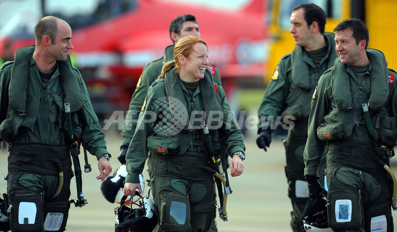 英空軍飛行チーム「レッドアローズ」、初の女性パイロット誕生