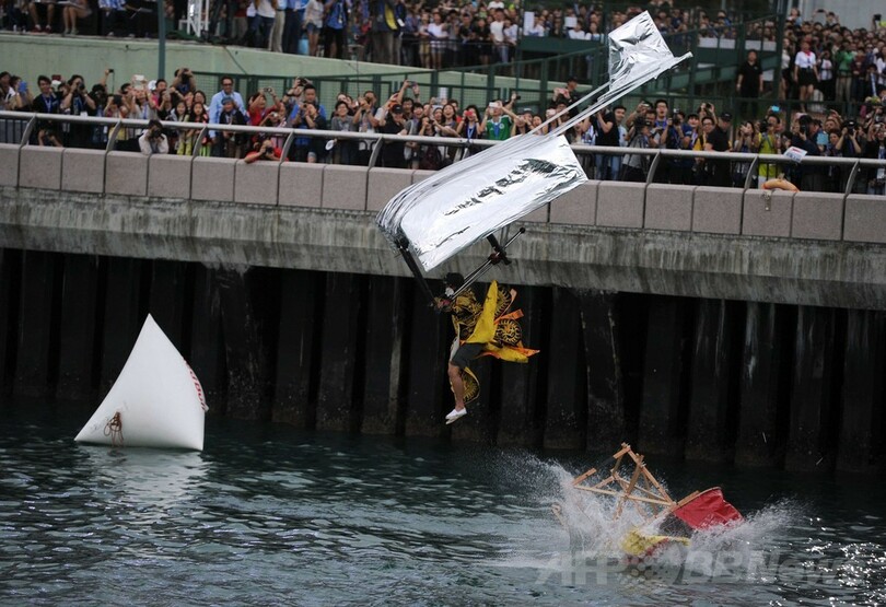 巨大ハンバーガーで空へ！ 香港で人力飛行機コンテスト