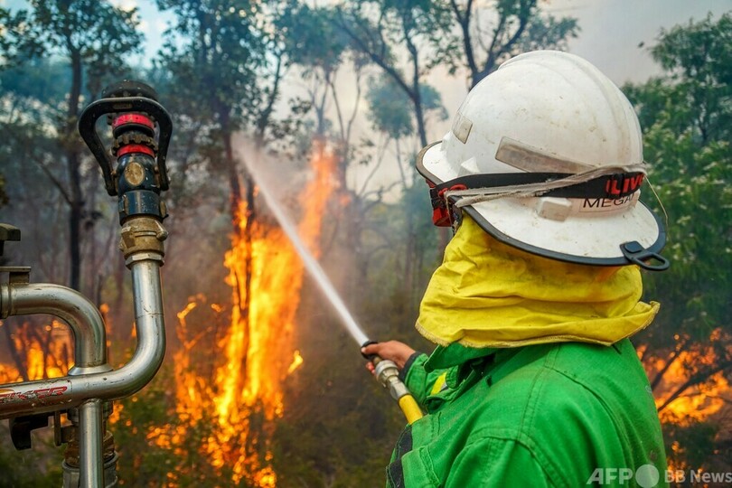 オーストラリアに二つの災害 西で山火事、東で洪水