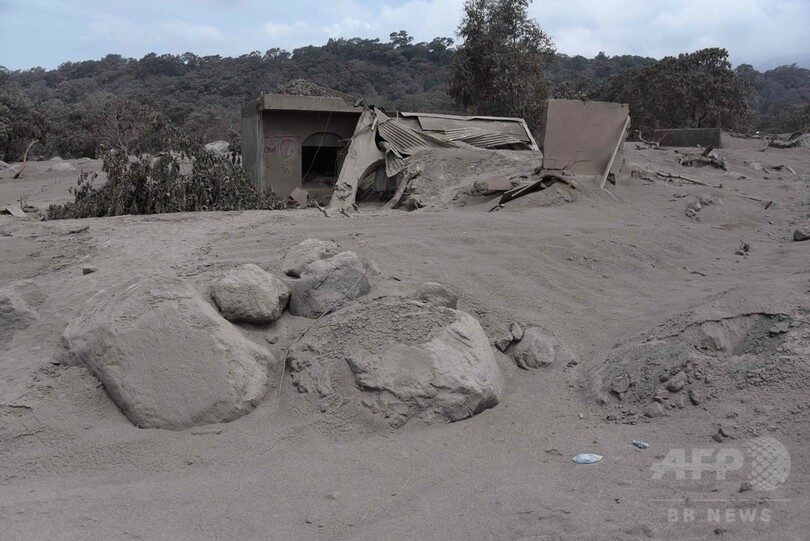 グアテマラ火山噴火、192人が行方不明 死者73人に