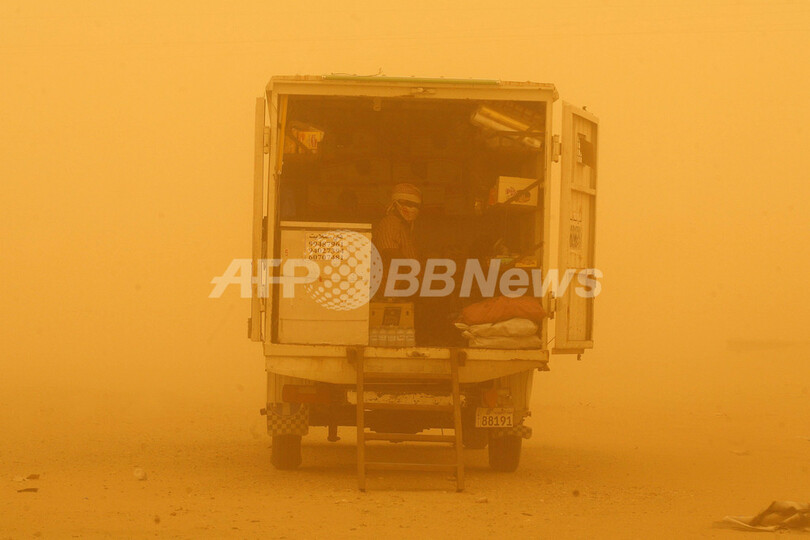 砂嵐で黄土色に染まるクウェート市