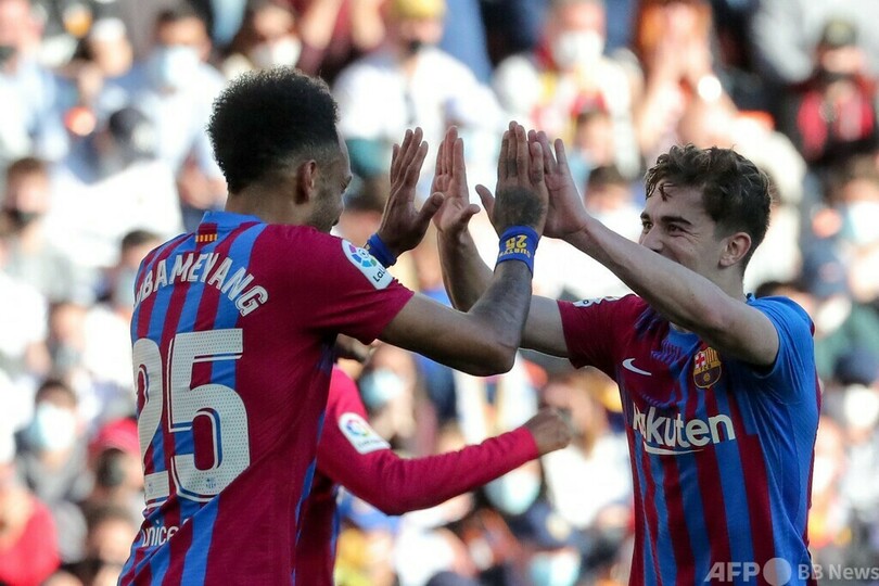 バルサ4発快勝 初先発のオーバメヤンがハットトリック