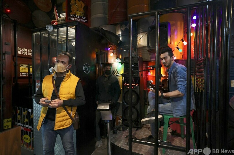 イランの「監獄」レストラン 借金未払いで収監された人々を支援