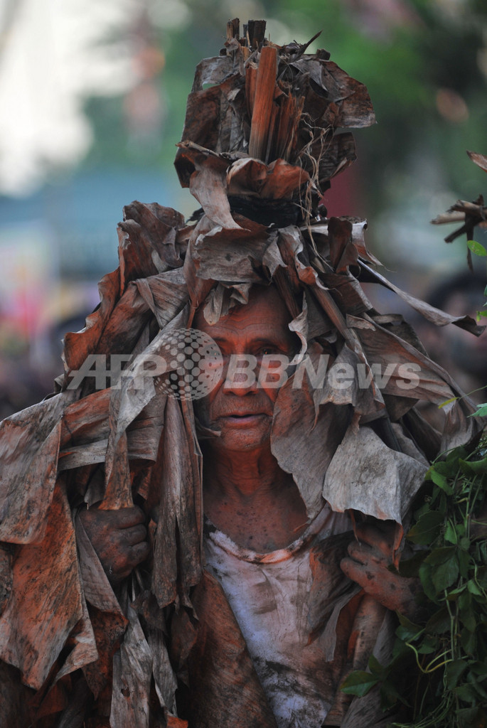 「泥の人」、洗礼者ヨハネ称えるフィリピンの儀式
