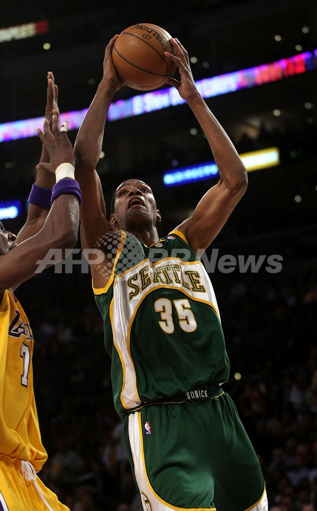 レイカーズ スーパーソニックスを降し連敗ストップ