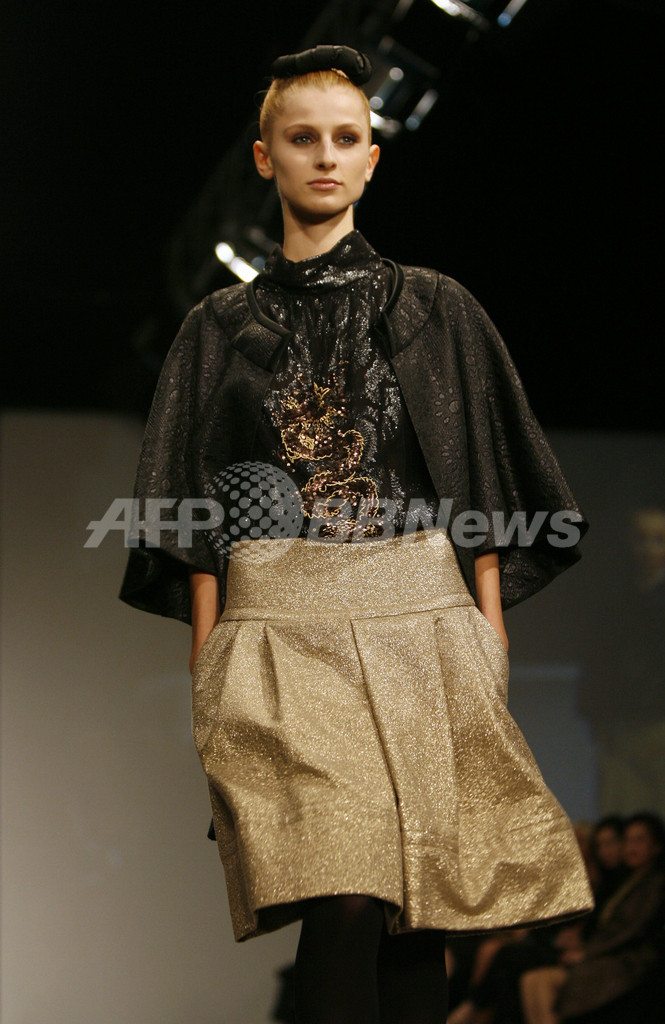 ＜07年シンガポール・ファッション・フェスティバル＞ヴィヴィアン・タムのショーに冨永愛が登場 - シンガポール