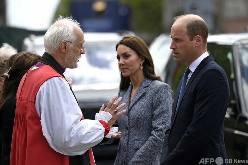 ウィリアム英王子夫妻、自爆攻撃犠牲者の追悼碑除幕式出席