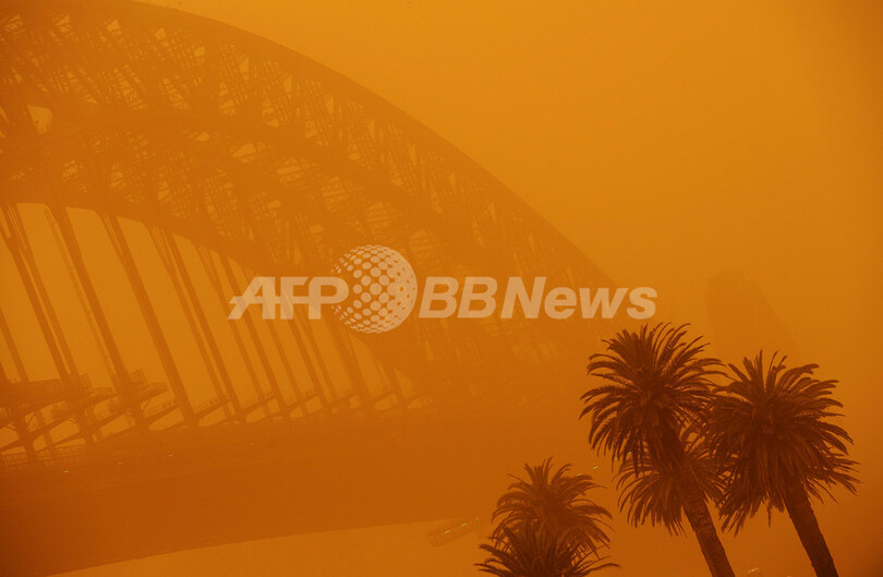 シドニーの空が真っ赤に、内陸部からの砂ぼこりで