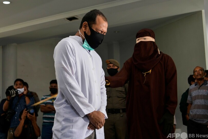 同性愛の男性カップルに公開むち打ち刑 インドネシア・アチェ州