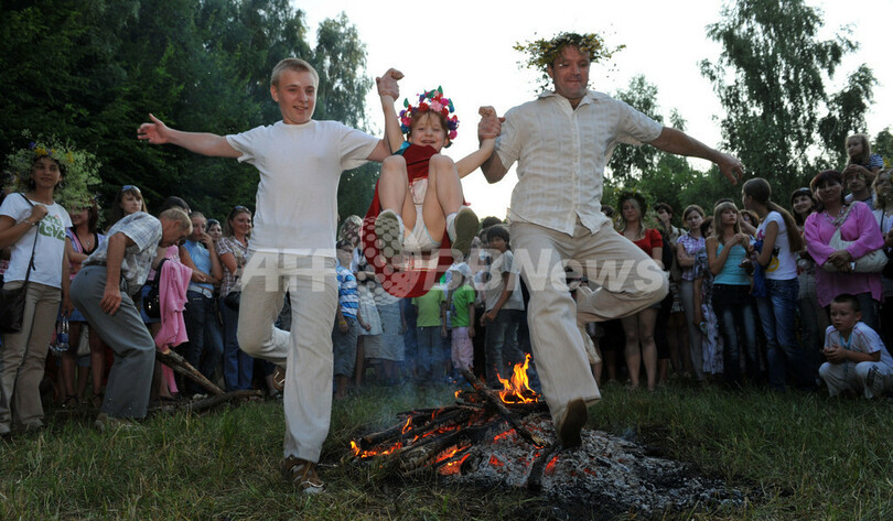 たき火飛び越え祝う祭り「イワン・クパーラの夜」、ウクライナ