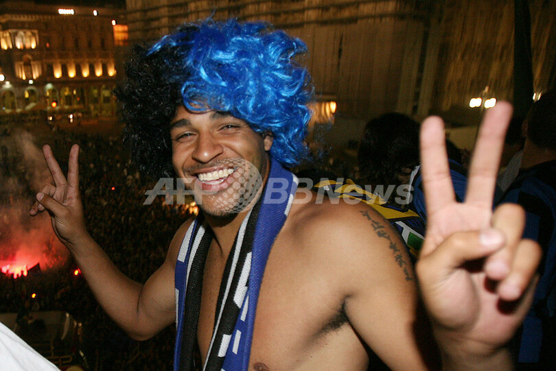 ＜サッカー セリエA＞インテル サポーターに優勝を報告 - イタリア