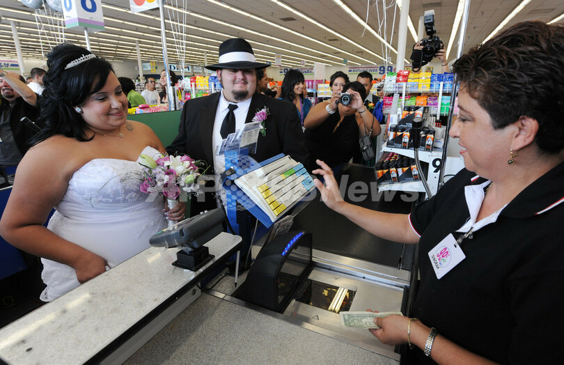 9月9日、9組のカップルに99セントの結婚式を提供 米小売チェーン