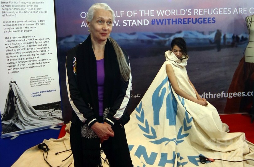 シリア難民のテント、過去背負ったままドレスに生まれ変わり