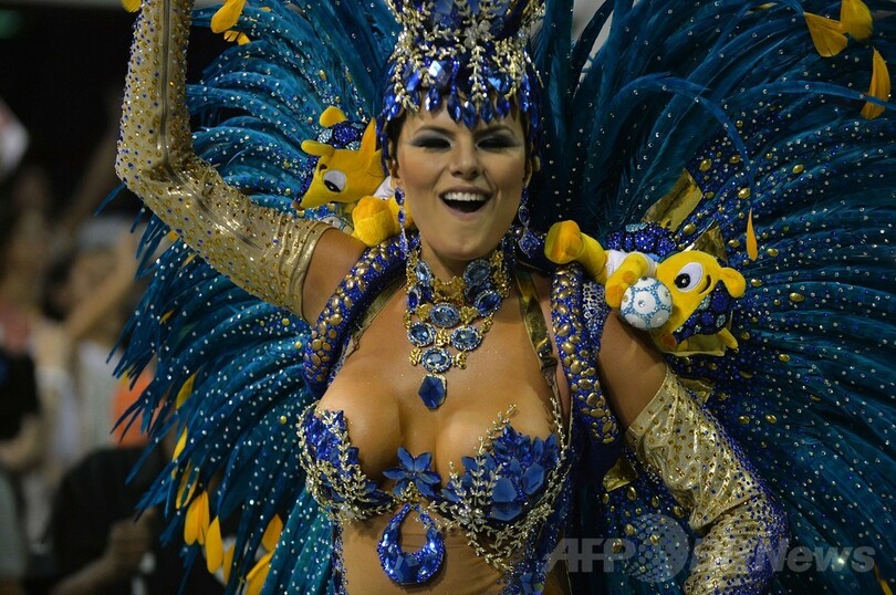 元ブラジル代表のロナウド氏、サンパウロのカーニバルに登場