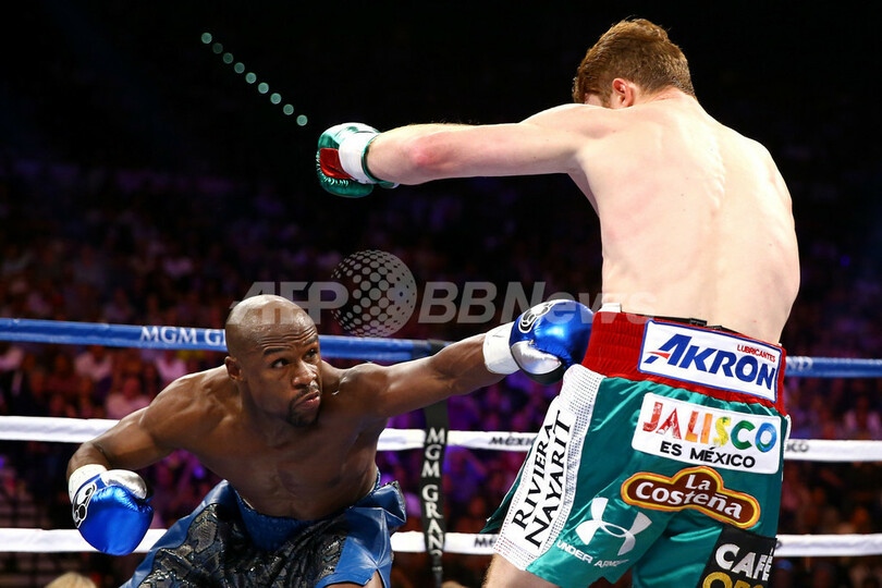 メイウェザー、統一戦でアルバレスに判定勝ち