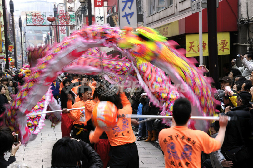 中華街で春節祝うパレード、横浜
