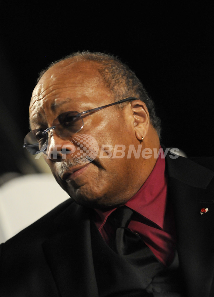 マイケルさんに最後のお別れ、近親者で葬儀