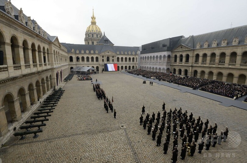 パリで同時テロ追悼式典