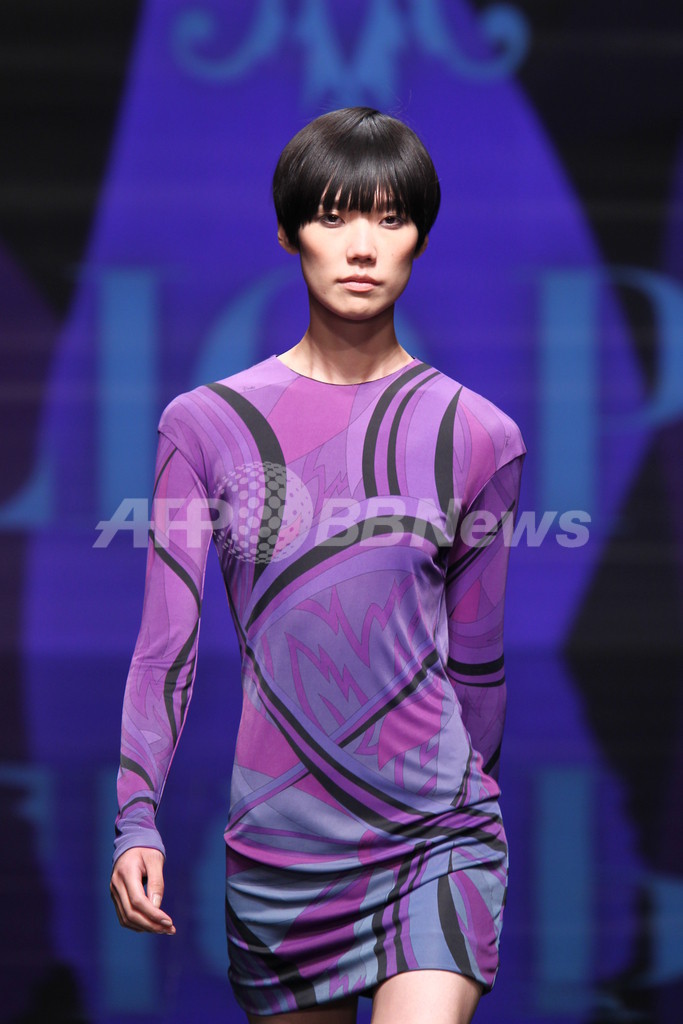 都内で「エミリオ・プッチ」ファッションショー兼コラボ携帯発表会