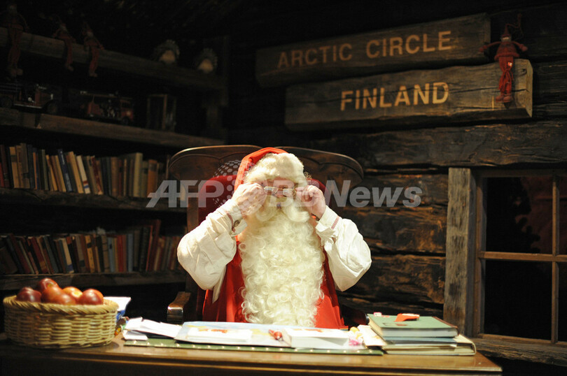 子どもら、ラップランドのサンタに願い事を直談判