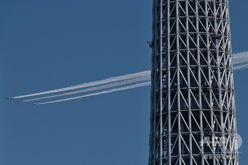 ブルーインパルスが東京上空を飛行 医療従事者に感謝