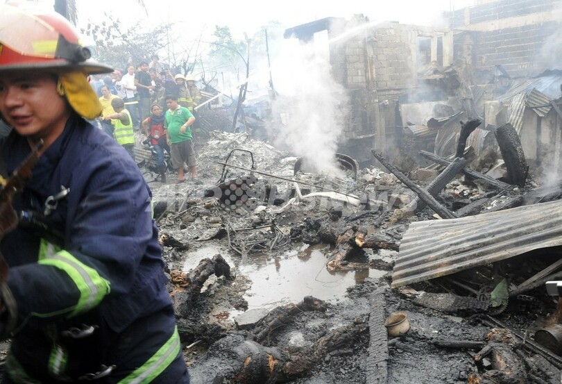 マニラのスラムに貨物輸送機墜落、火災で12人死亡