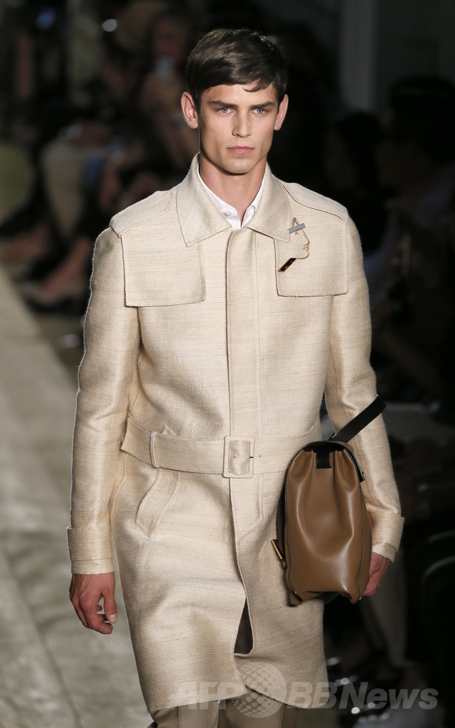 動植物を描いたシックなテキスタイルに注目、「ヴァレンティノ」15年春夏メンズ