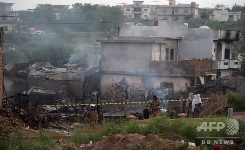 パキスタン首都近郊の住宅地に小型機墜落、17人死亡
