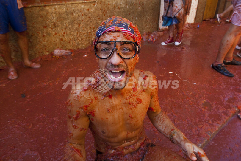 街も人も真っ赤！スペインのトマト祭り「トマティーナ」