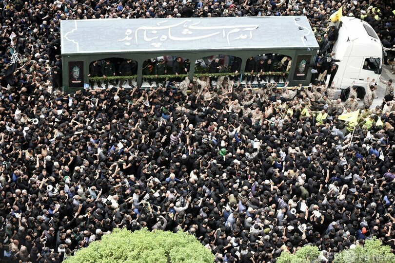 イラン大統領、故郷に埋葬 数十万人が最後の別れ