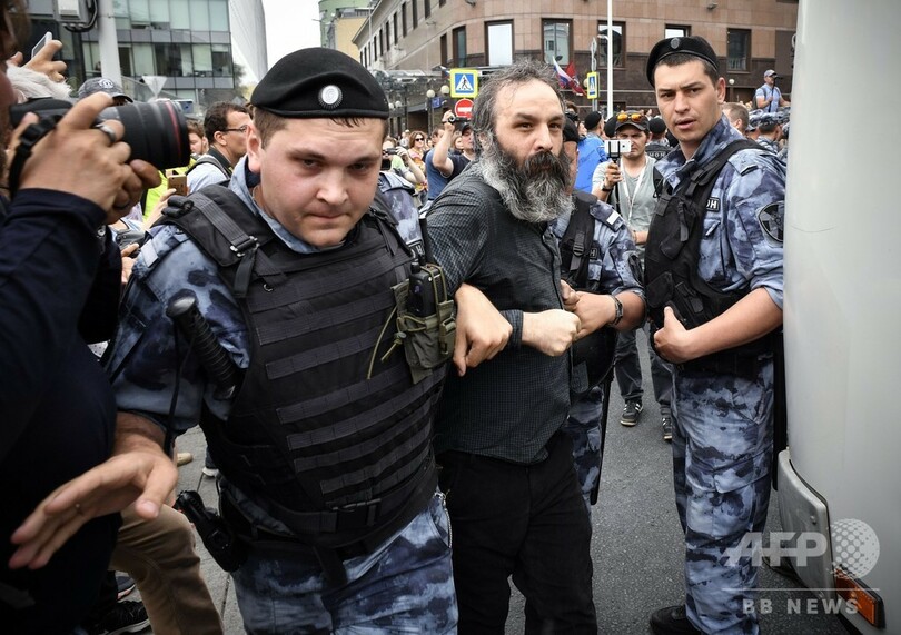 ロシア首都で警察に対する抗議デモ、400人超拘束される