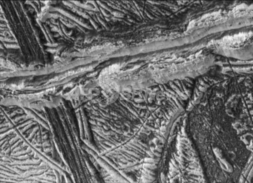 木星の衛星エウロパに巨大地底湖、生命の存在に期待