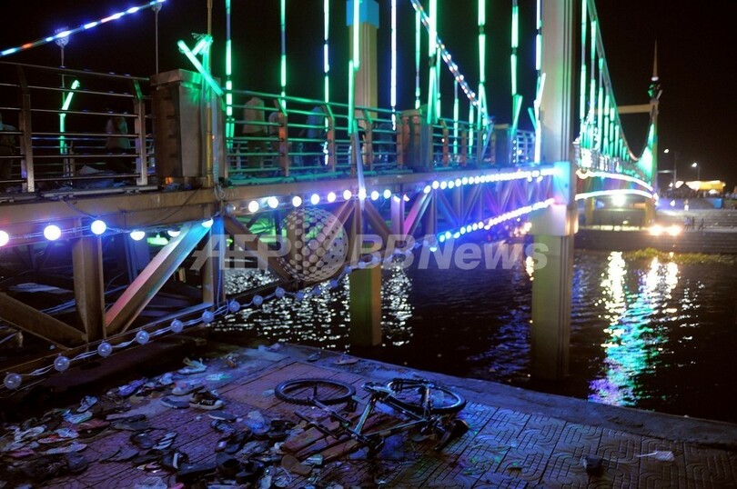 カンボジア首都の「水祭り」で345人死亡、見物客が将棋倒し