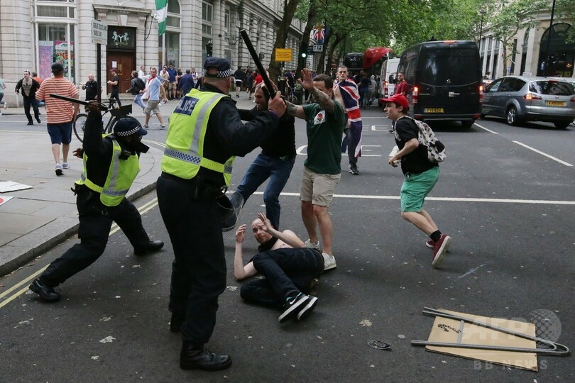 英ロンドンで極右活動家の釈放求め数百人デモ、警官隊と衝突