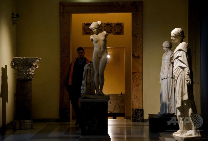 イタリア政府、イラン大統領に配慮し裸像覆い隠す