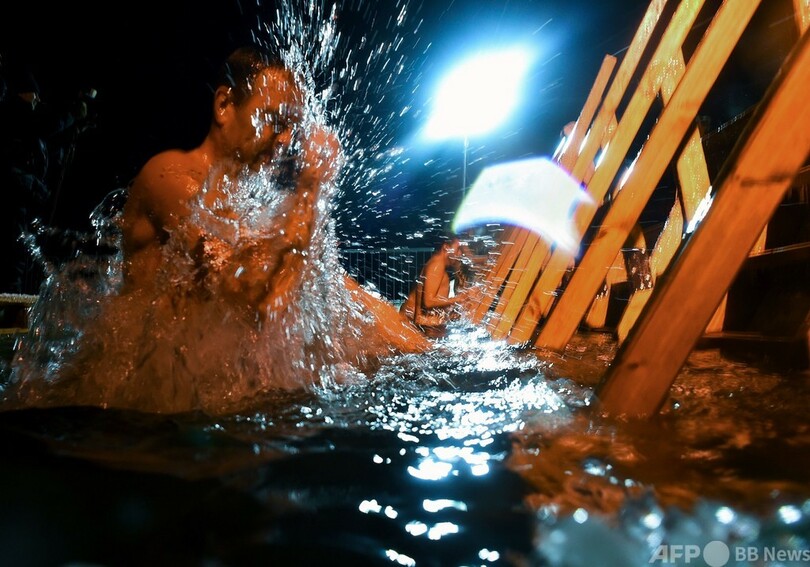 プーチン氏、上半身裸で冷たい水に漬かる ロシア正教の神現祭