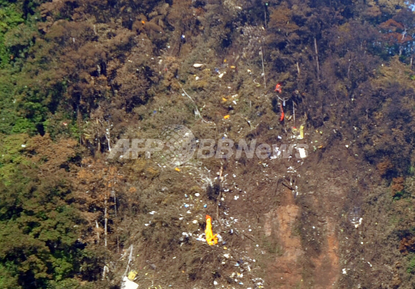 ロシア旅客機墜落、12人の遺体を発見 インドネシア