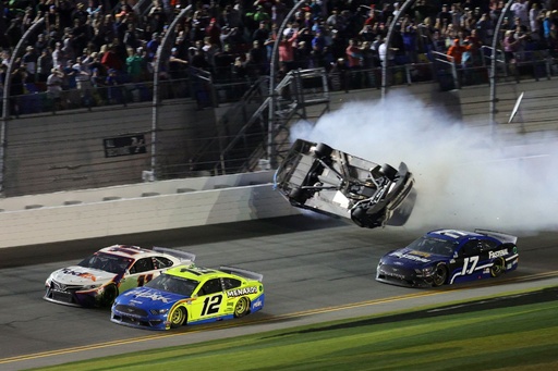 デイトナ500で壮絶クラッシュ、ベテラン選手が重傷