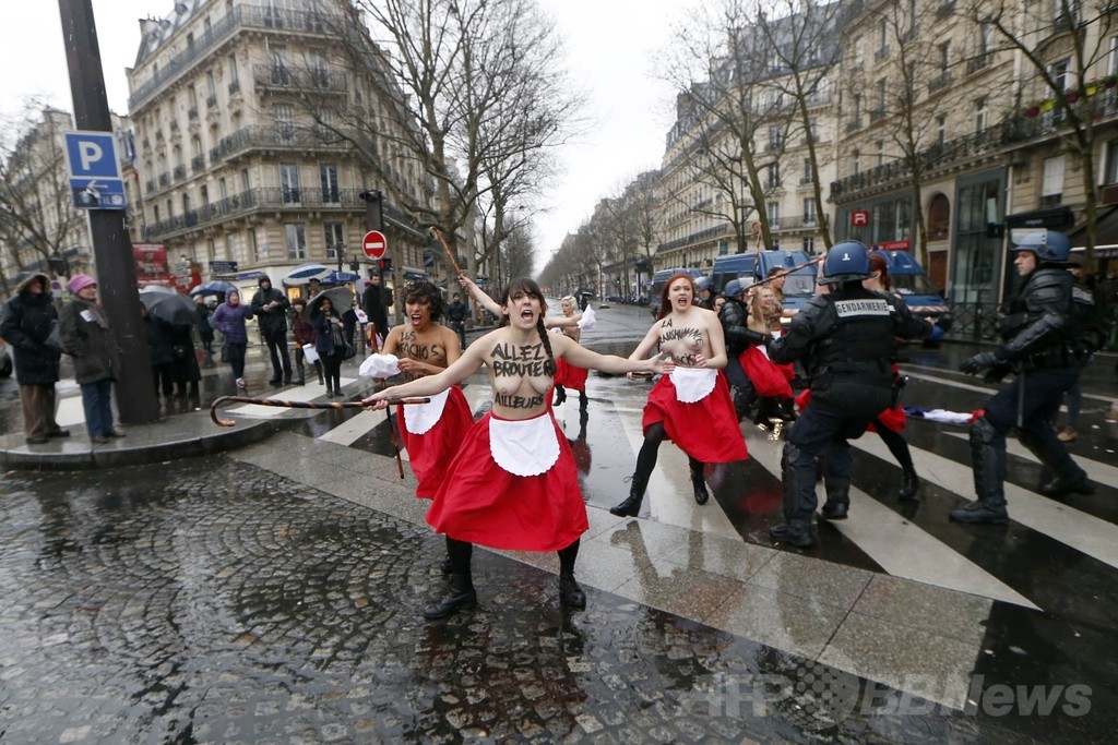 Femen、仏「怒りの日」デモにトップレス抗議 写真12枚 国際ニュース：afpbb News