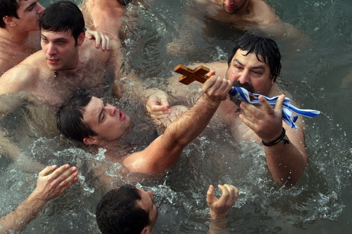 十字架めがけて海へ、ギリシャ正教の公現祭 写真15枚 国際ニュース