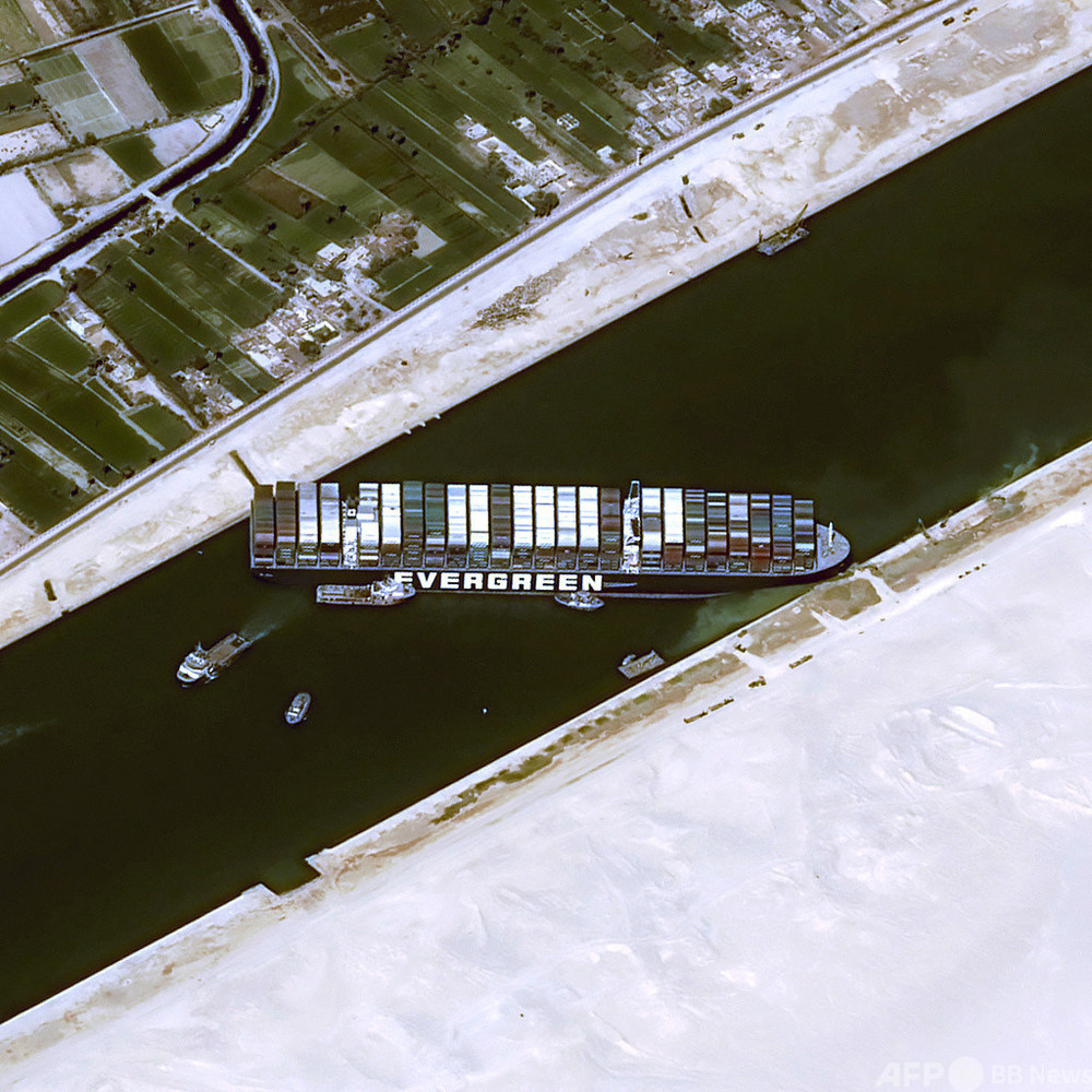 スエズ運河の船座礁、復旧に数週間も 担当企業が見解